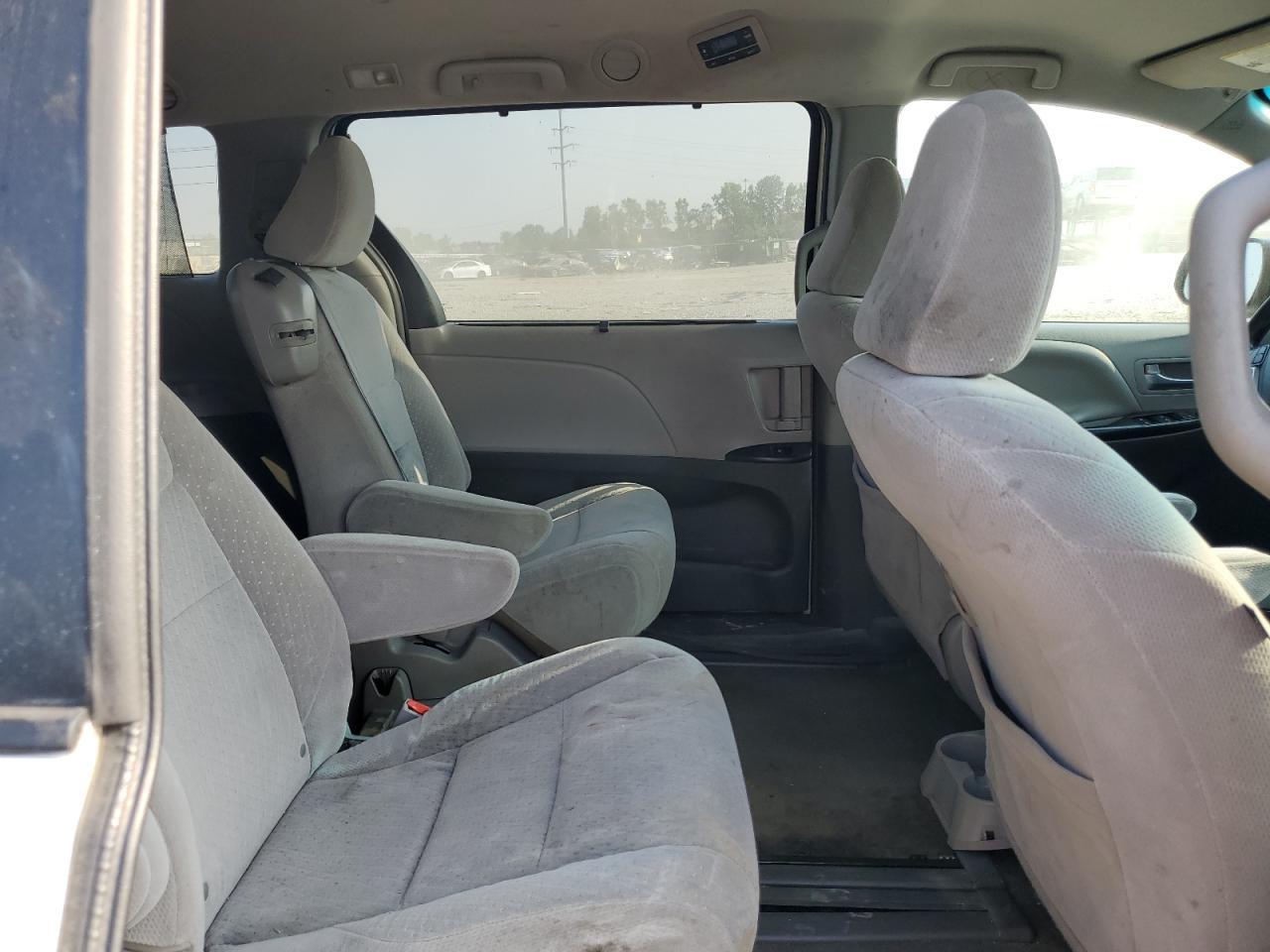 2017 TOYOTA SIENNA LE photo 11