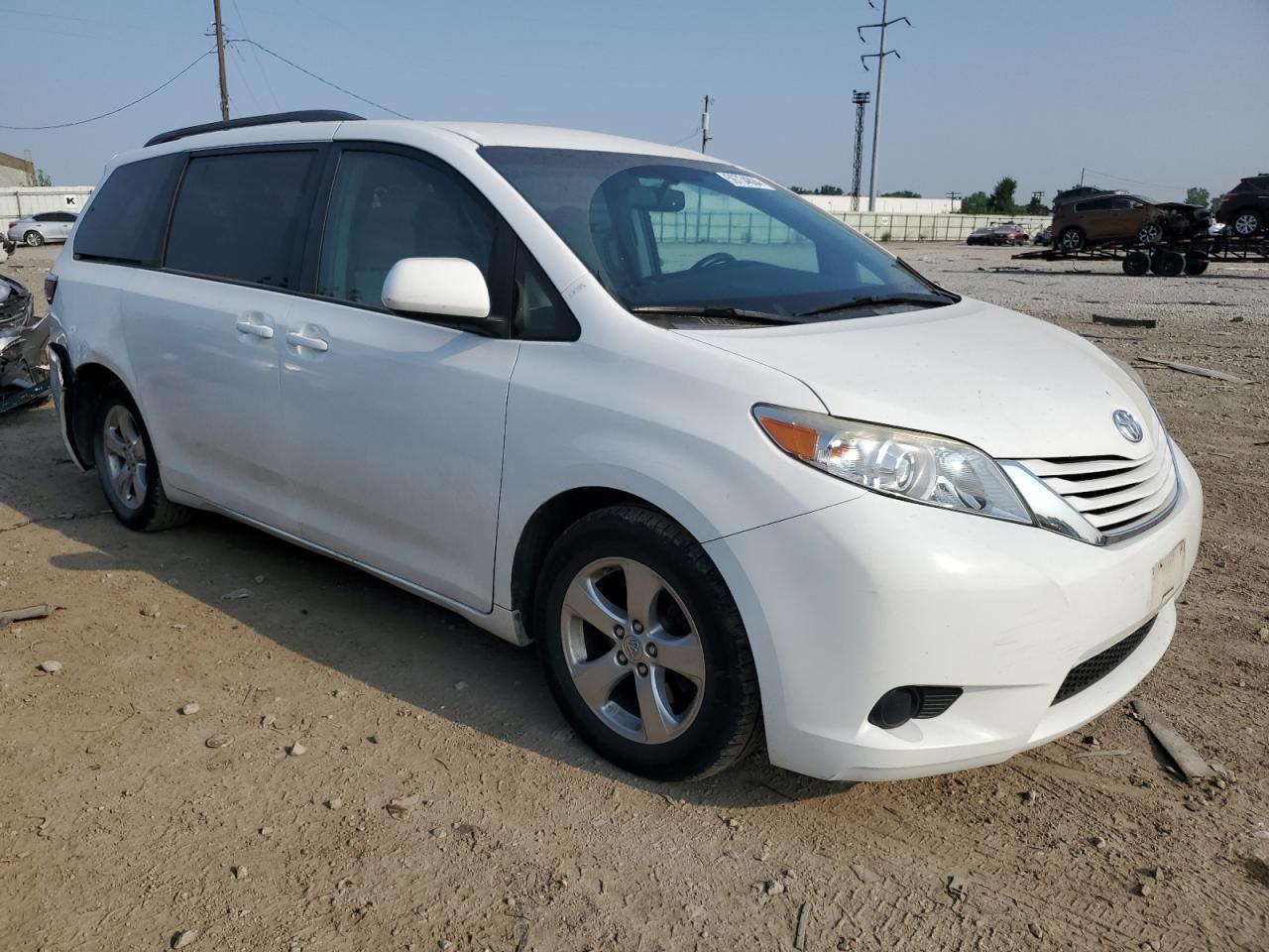 2017 TOYOTA SIENNA LE photo 4