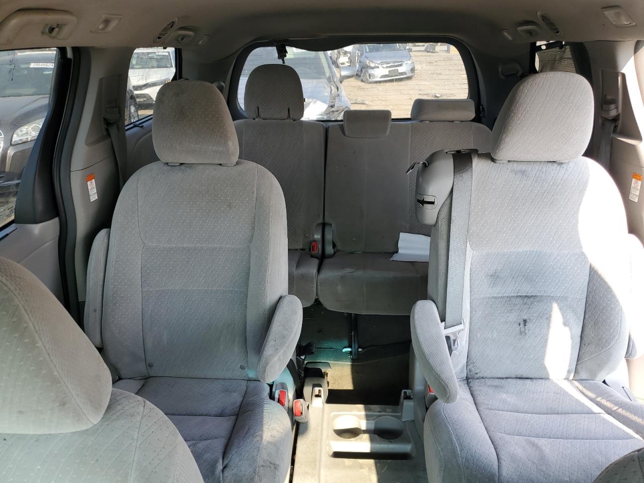 2017 TOYOTA SIENNA LE photo 10