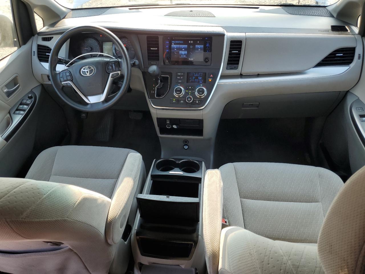 2017 TOYOTA SIENNA LE photo 8
