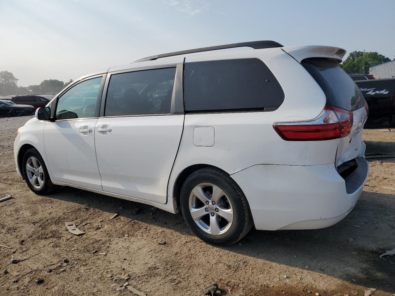 2017 TOYOTA SIENNA LE photo 2