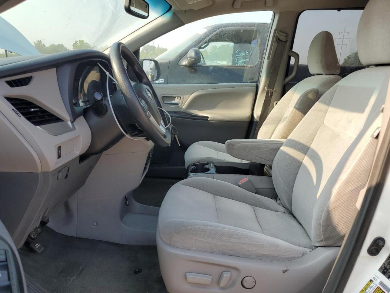 2017 TOYOTA SIENNA LE photo 7