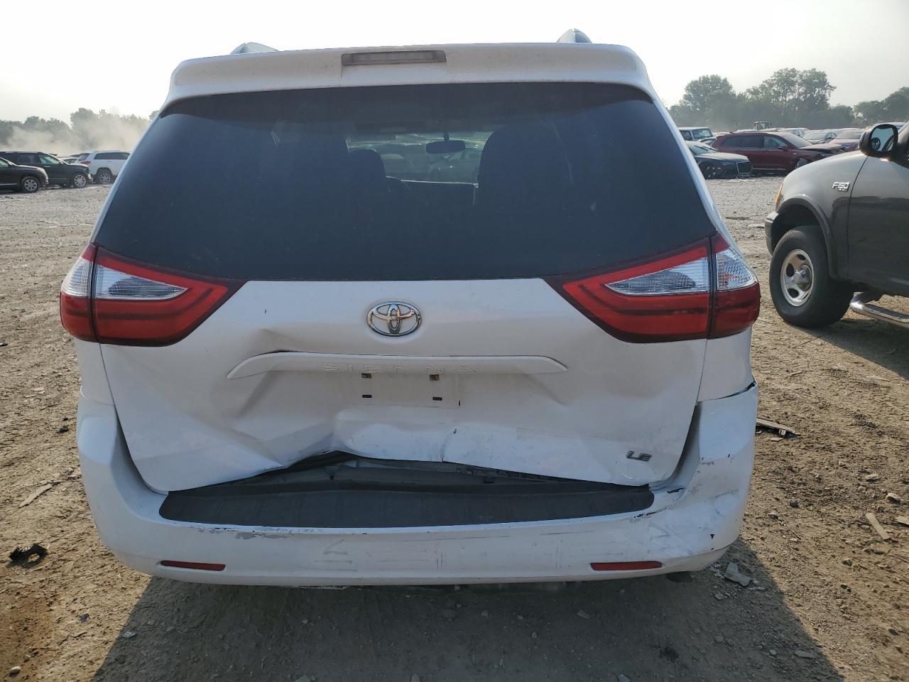 2017 TOYOTA SIENNA LE photo 6