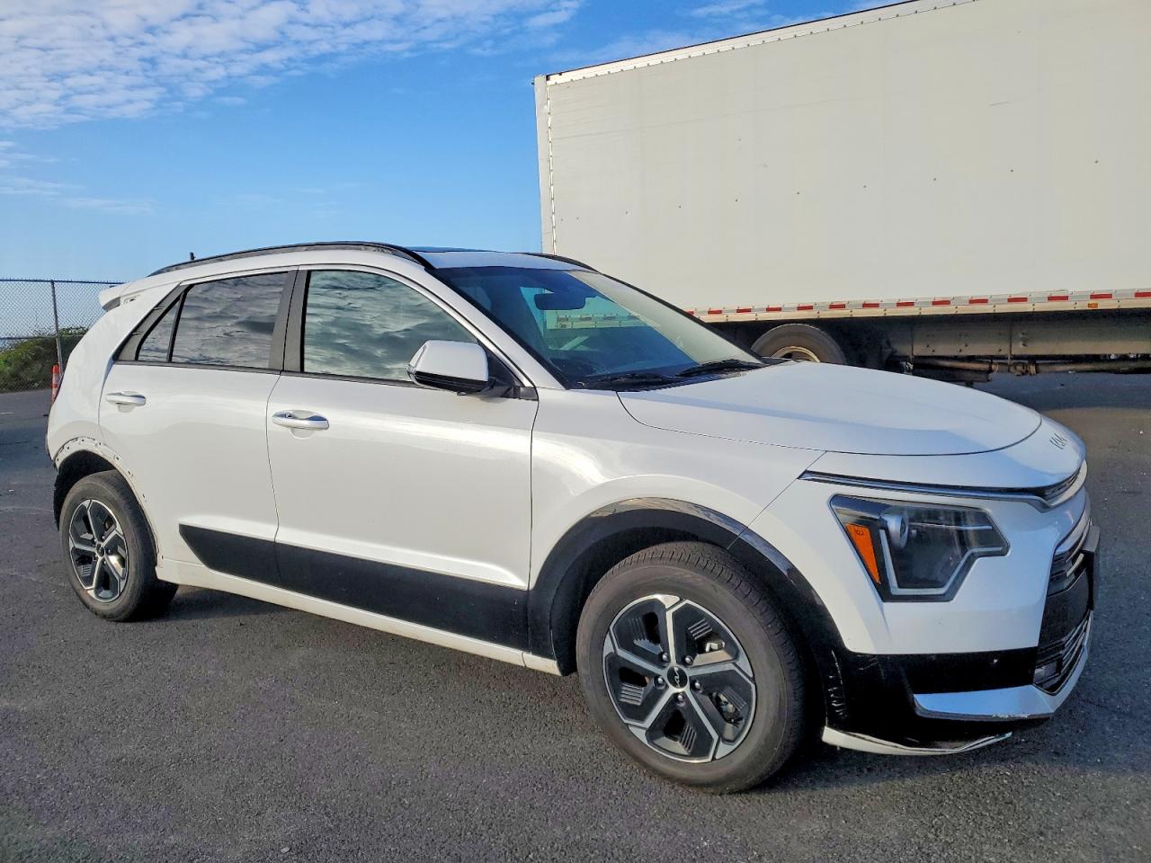 2023 KIA NIRO SX photo 4