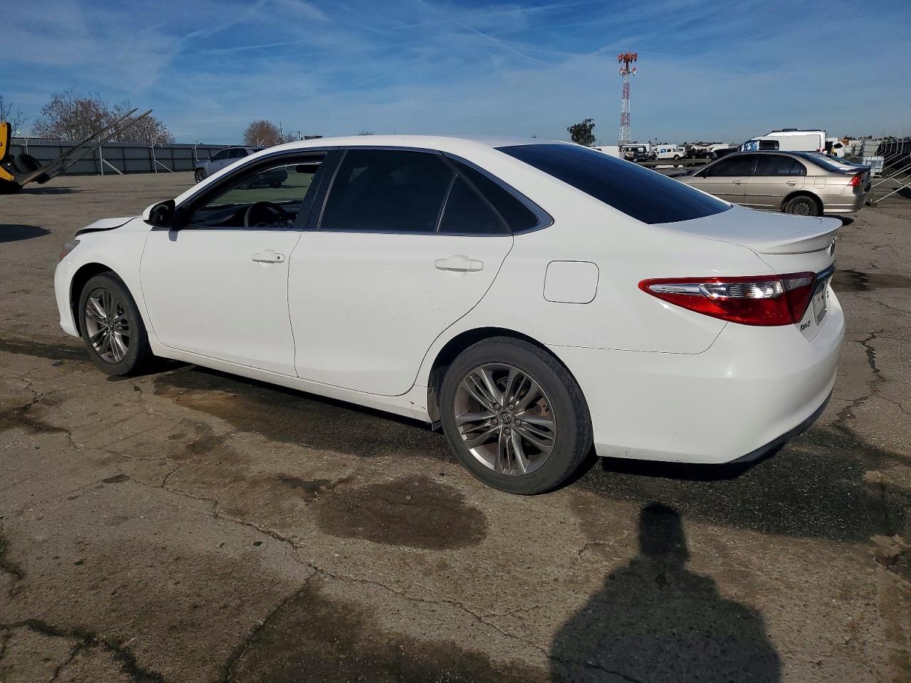 2017 TOYOTA CAMRY LE photo 2