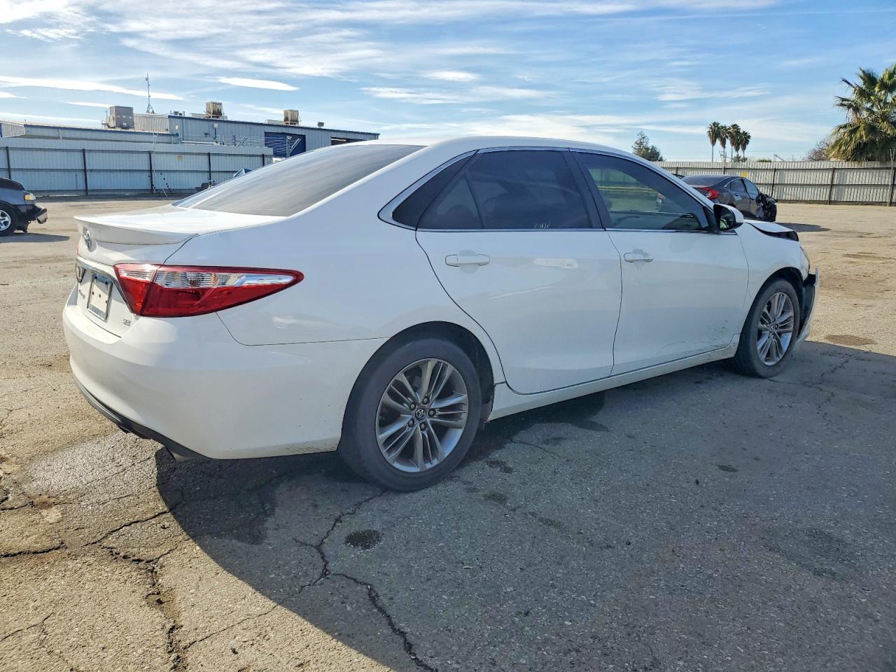 2017 TOYOTA CAMRY LE photo 3