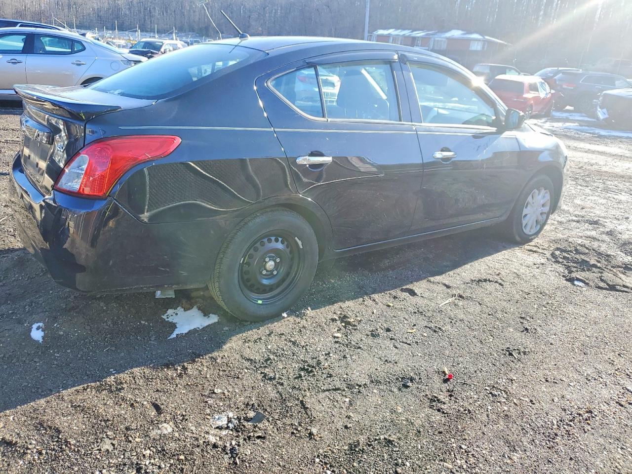 2019 NISSAN VERSA S photo 5