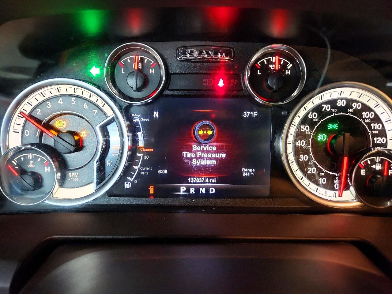 2017 RAM 1500 SLT photo 9