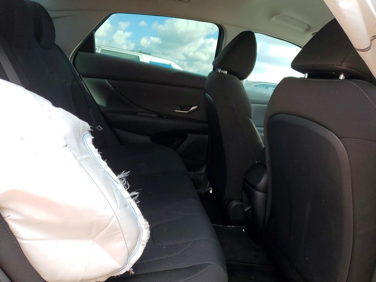 2025 HYUNDAI ELANTRA SE photo 19