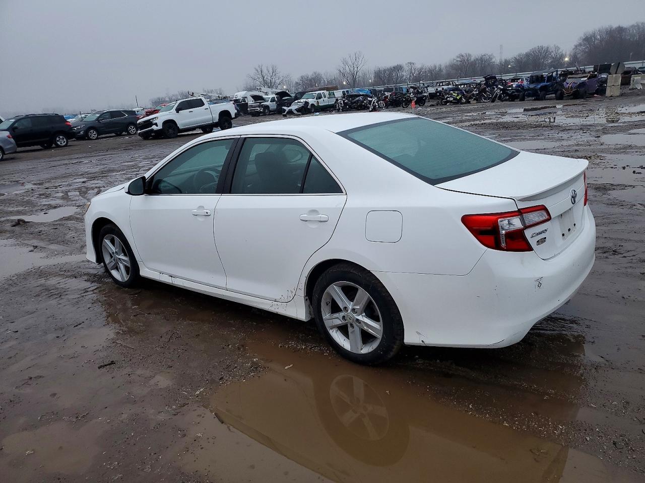 2013 TOYOTA CAMRY SE photo 2