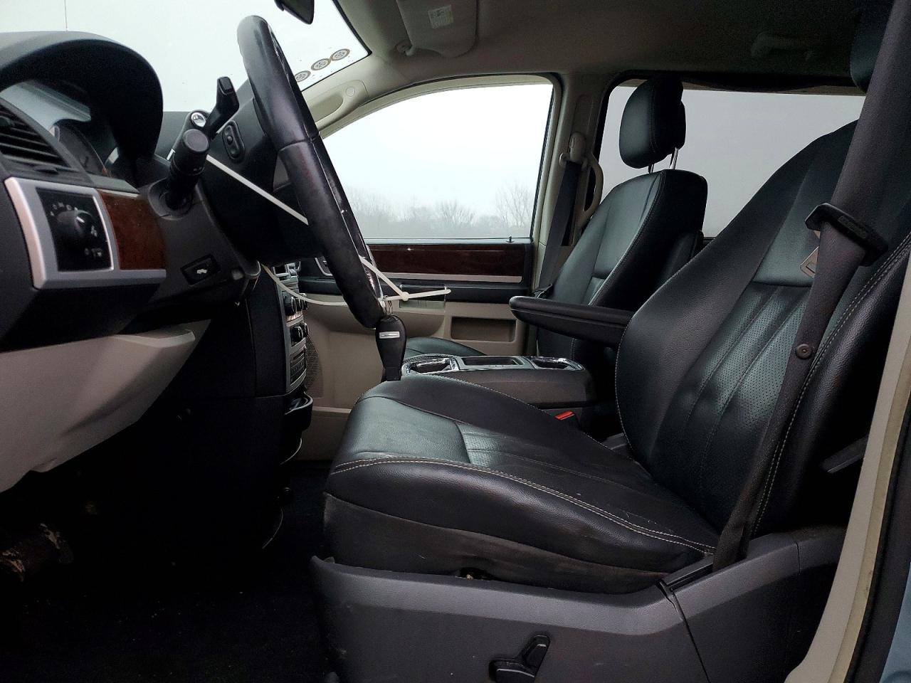 2010 CHRYSLER TOWN & COUNTRY TOURING PLUS photo 7