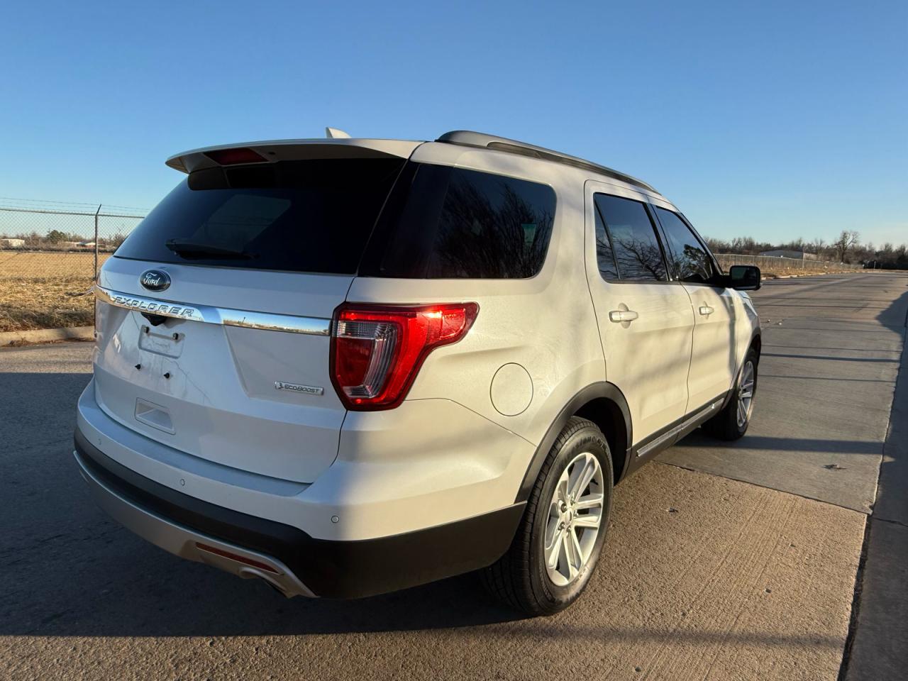 2016 FORD EXPLORER XLT photo 4