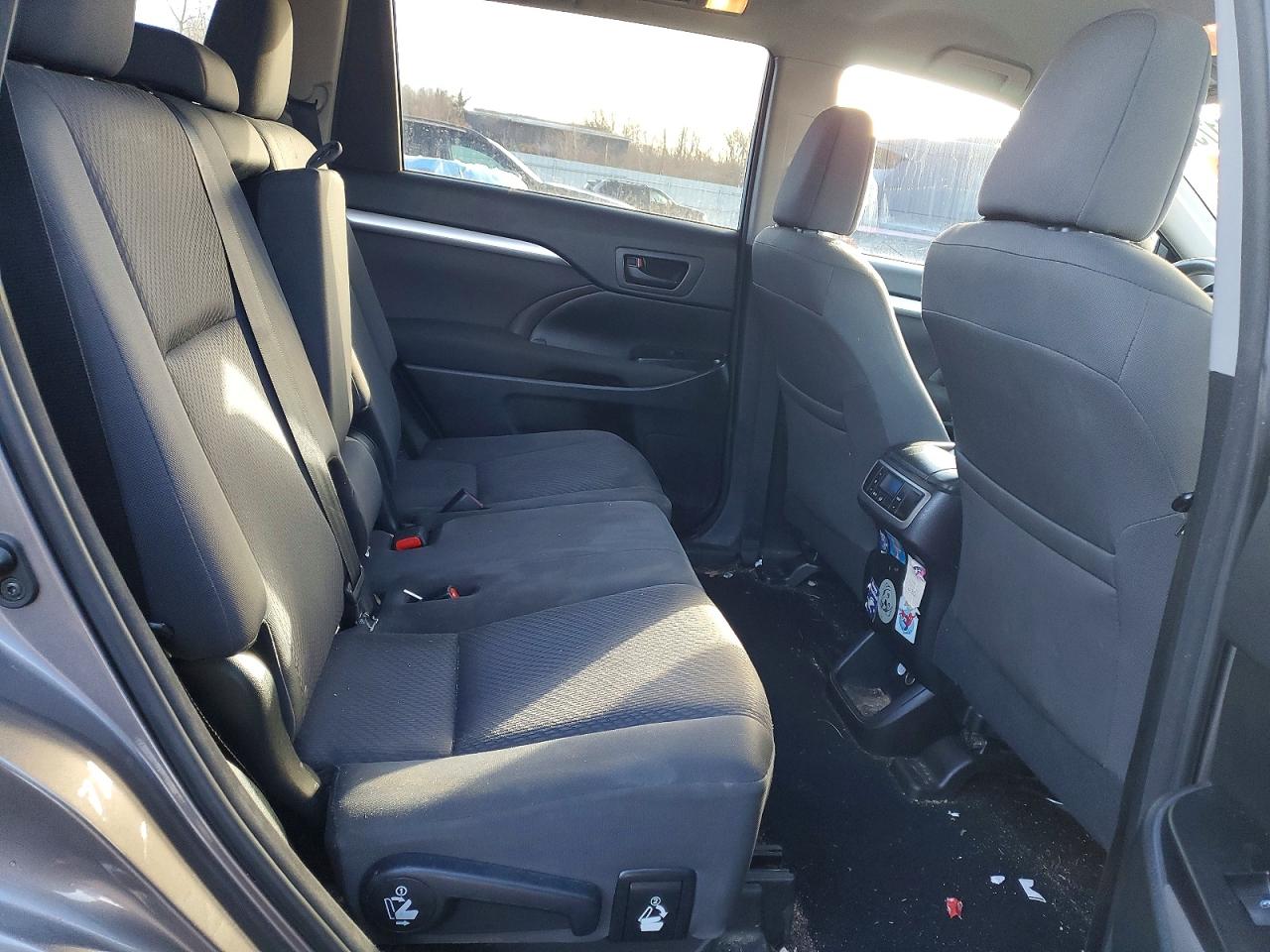 2016 TOYOTA HIGHLANDER LE photo 21