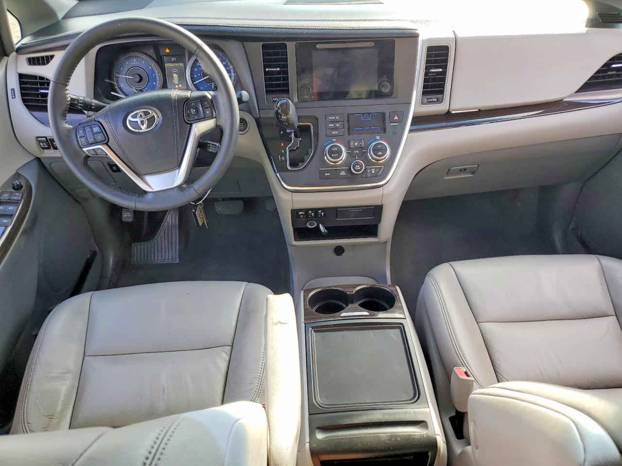 2016 TOYOTA SIENNA XLE photo 8