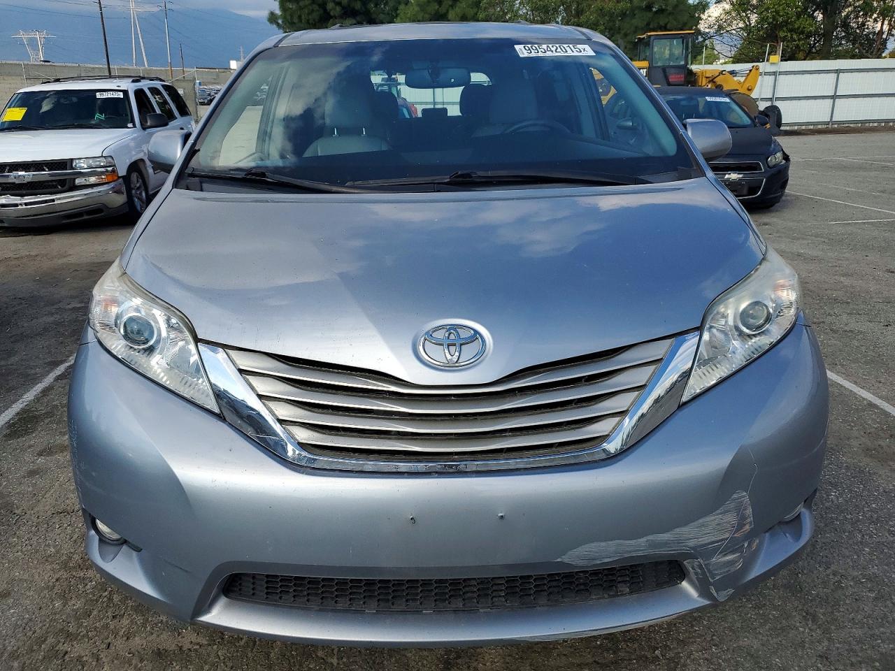 2016 TOYOTA SIENNA XLE photo 5