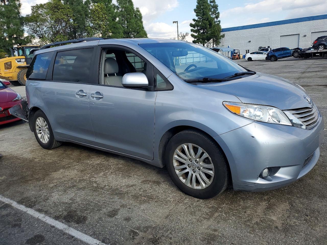 2016 TOYOTA SIENNA XLE photo 4