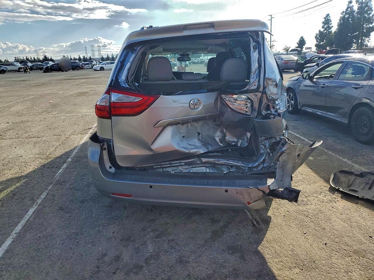2016 TOYOTA SIENNA XLE photo 6