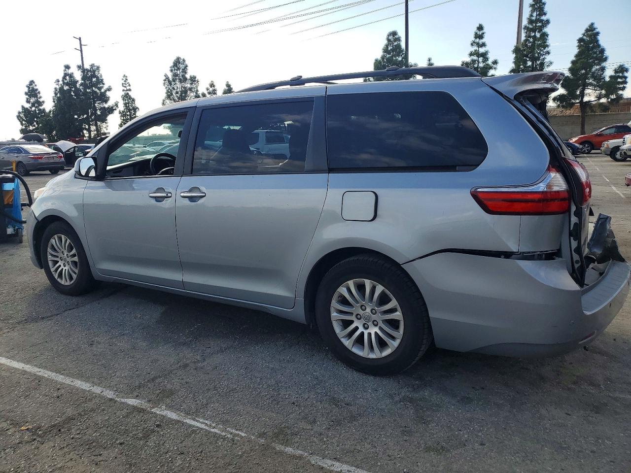 2016 TOYOTA SIENNA XLE photo 2