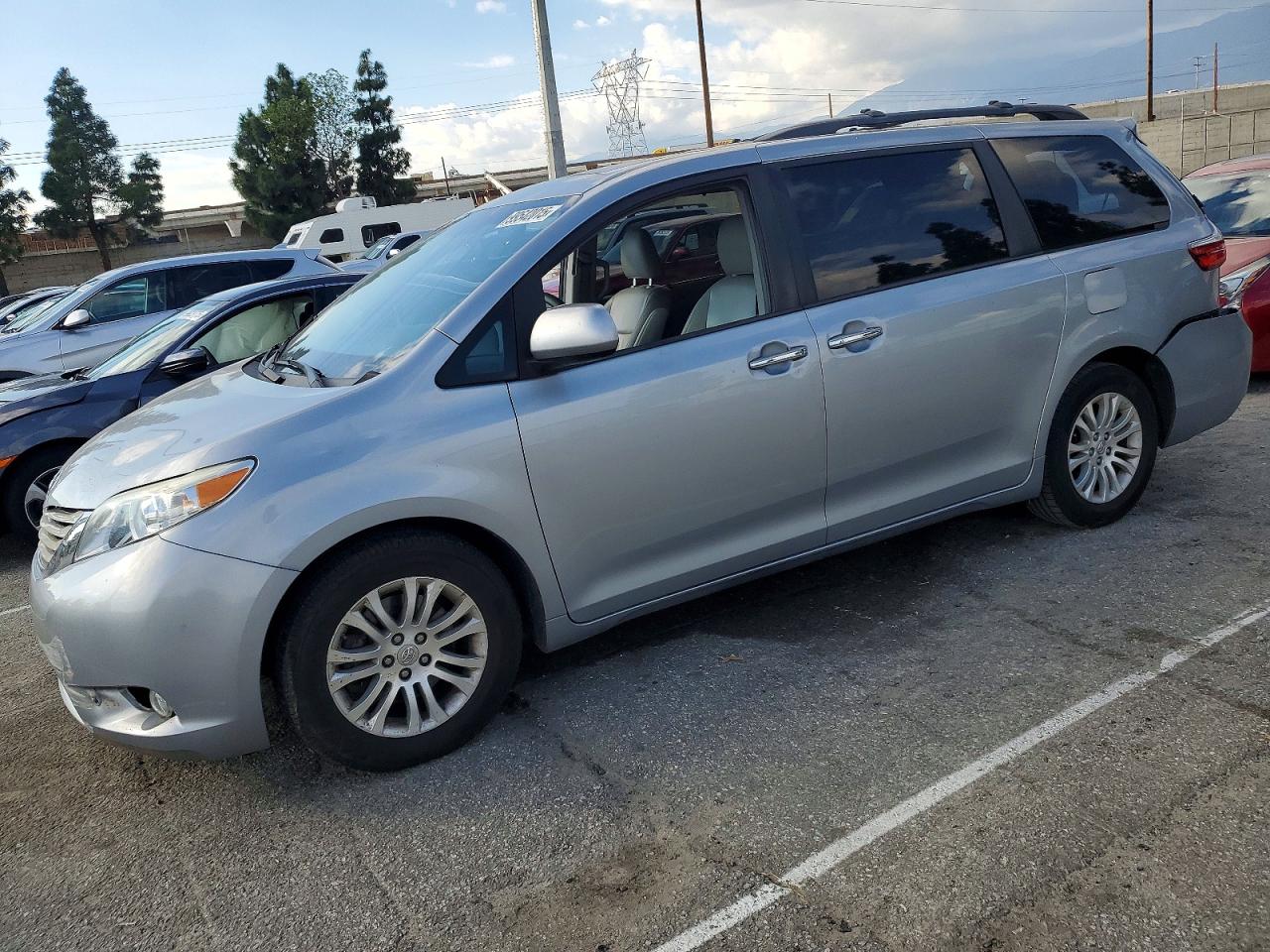 2016 TOYOTA SIENNA