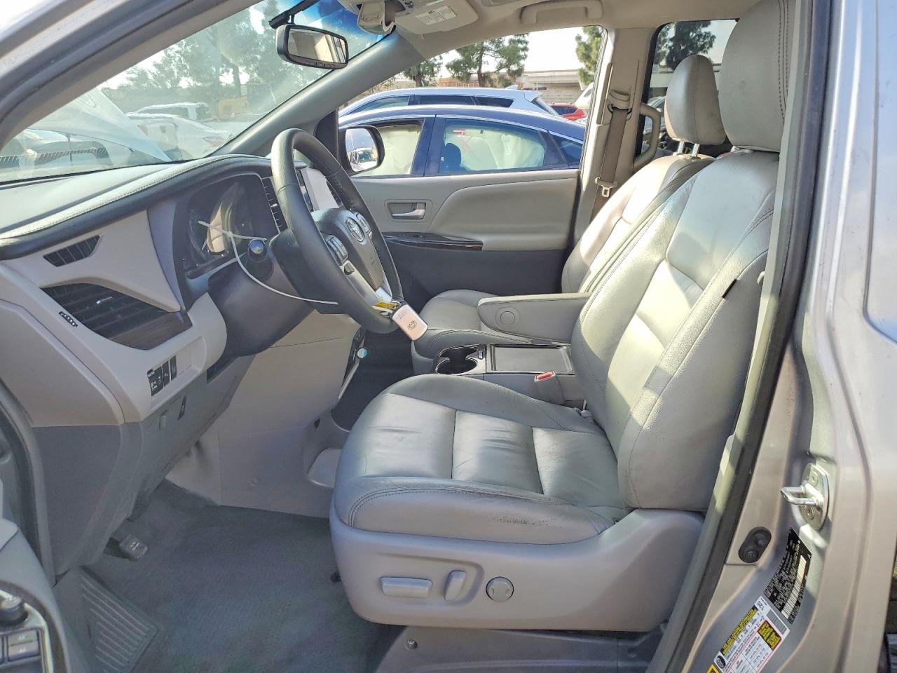 2016 TOYOTA SIENNA XLE photo 7