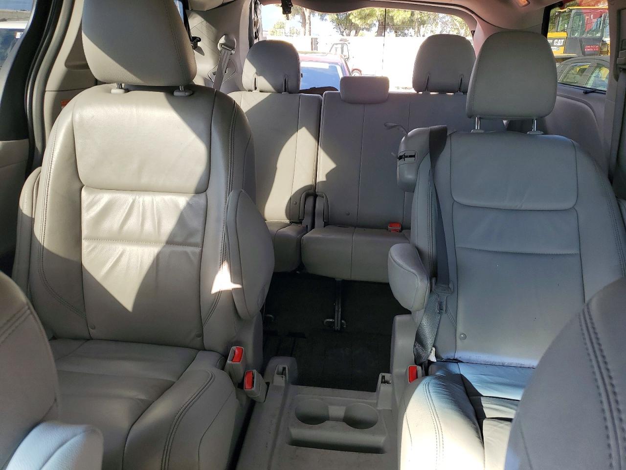 2016 TOYOTA SIENNA XLE photo 10