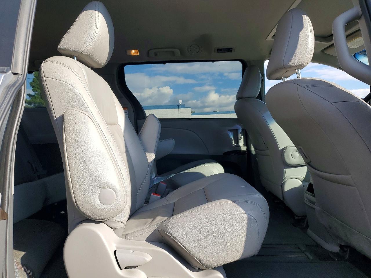 2016 TOYOTA SIENNA XLE photo 11