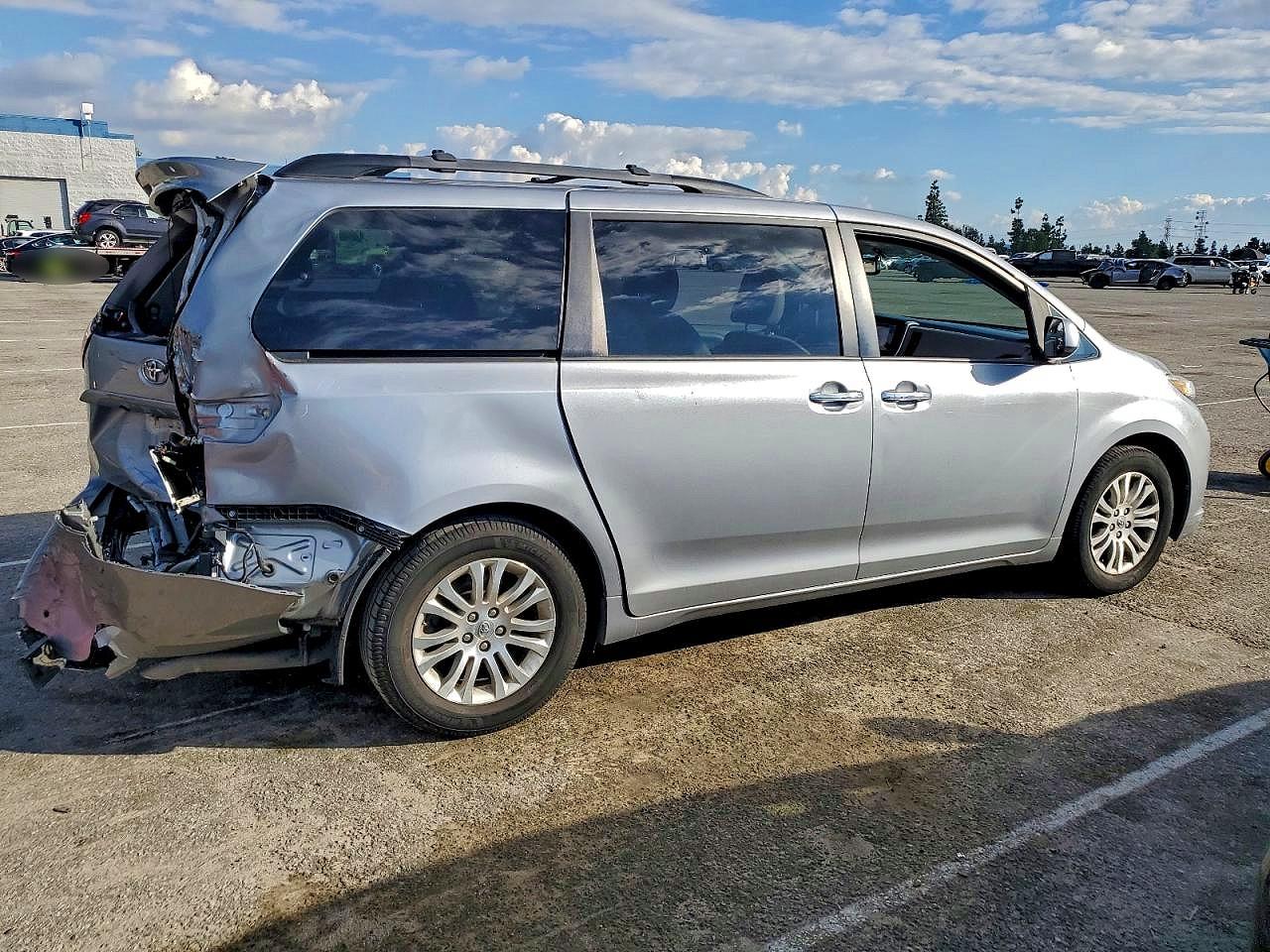 2016 TOYOTA SIENNA XLE photo 3