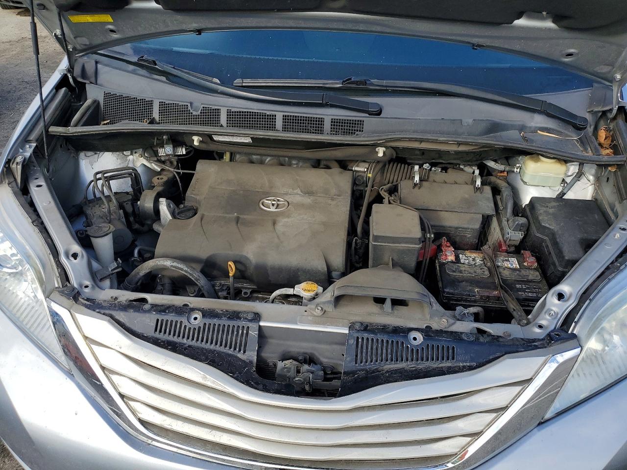 2016 TOYOTA SIENNA XLE photo 12
