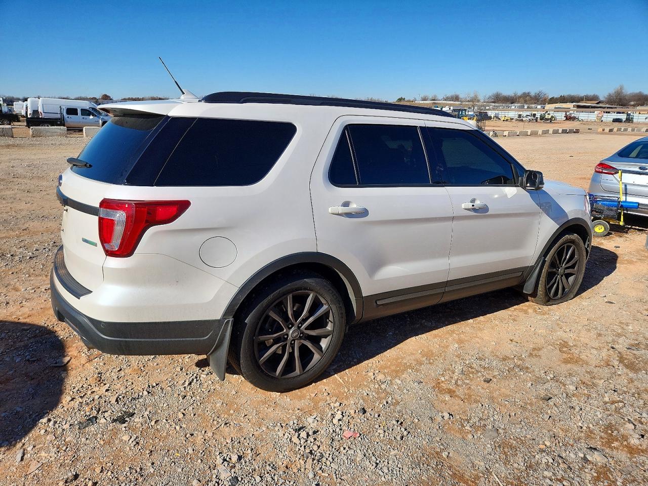 2018 FORD EXPLORER XLT photo 3