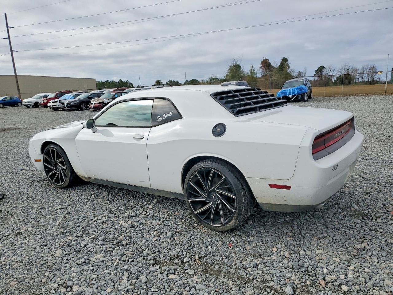 2012 DODGE CHALLENGER SXT photo 2