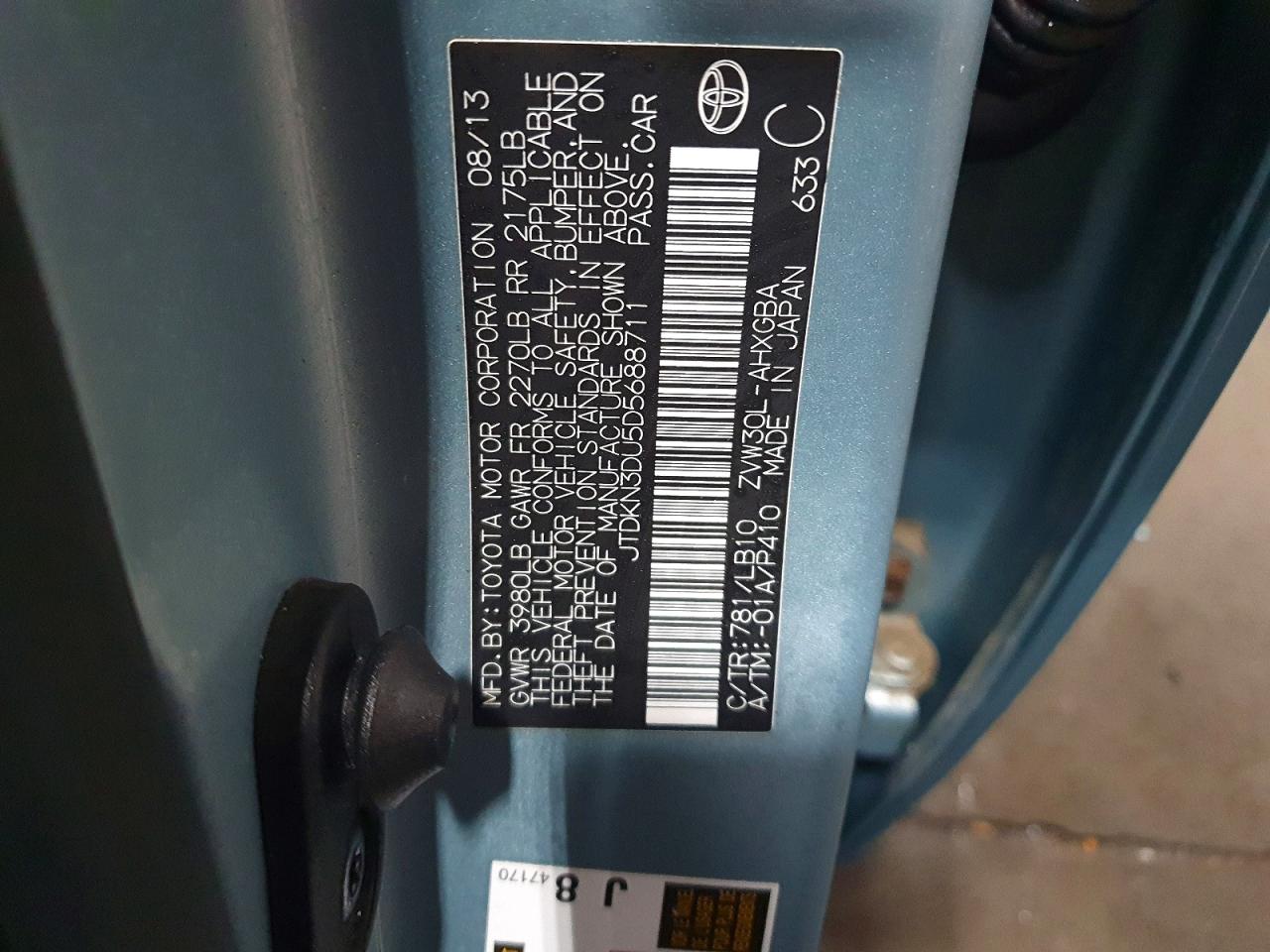2013 TOYOTA PRIUS FOUR photo 13