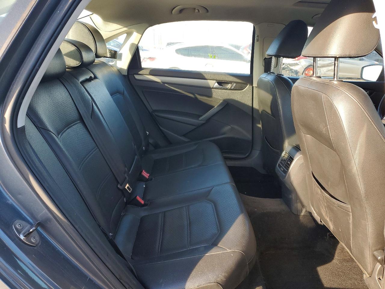 2014 VOLKSWAGEN PASSAT SE photo 10