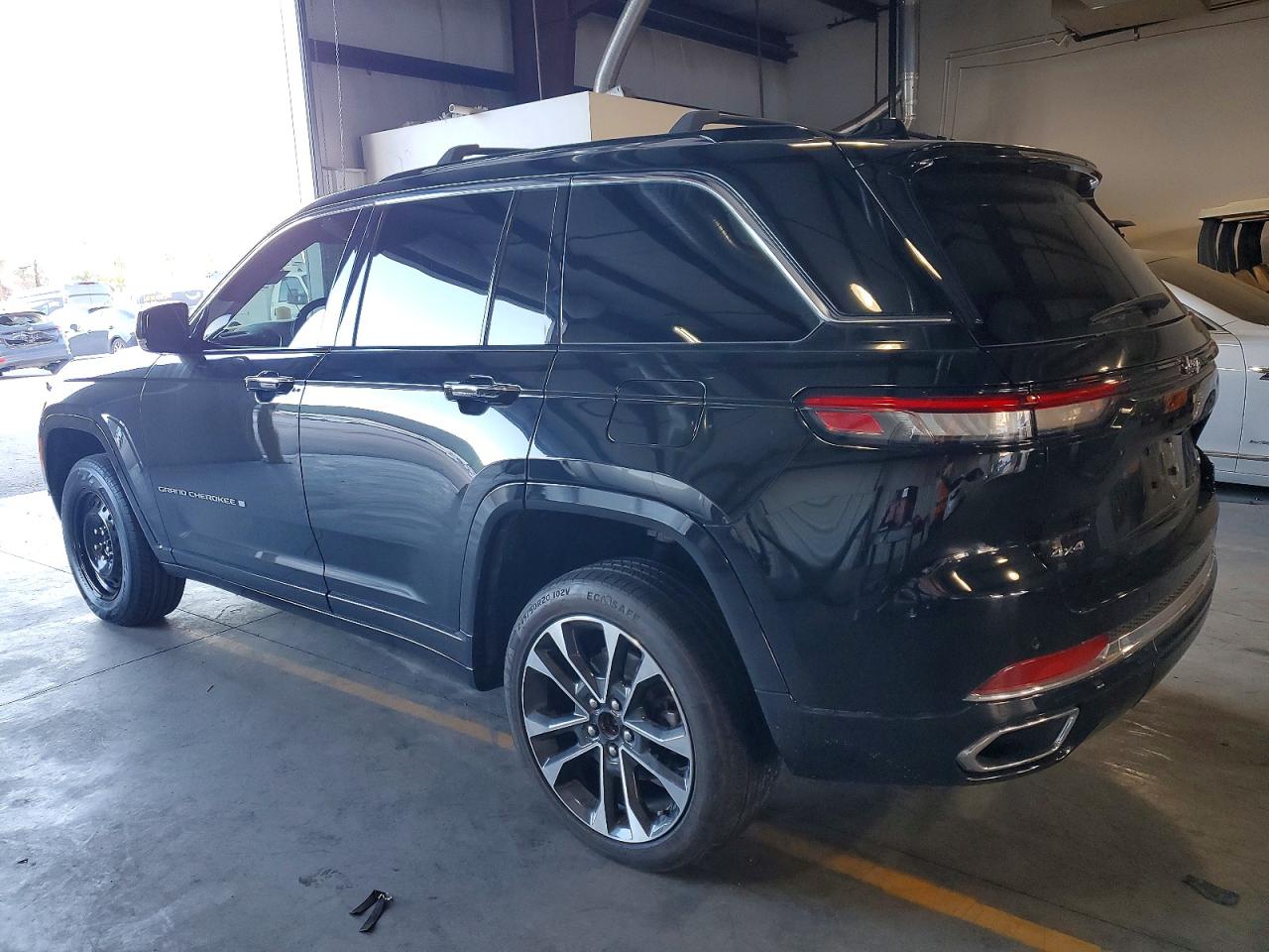 2023 JEEP GRAND CHEROKEE OVERLAND photo 2