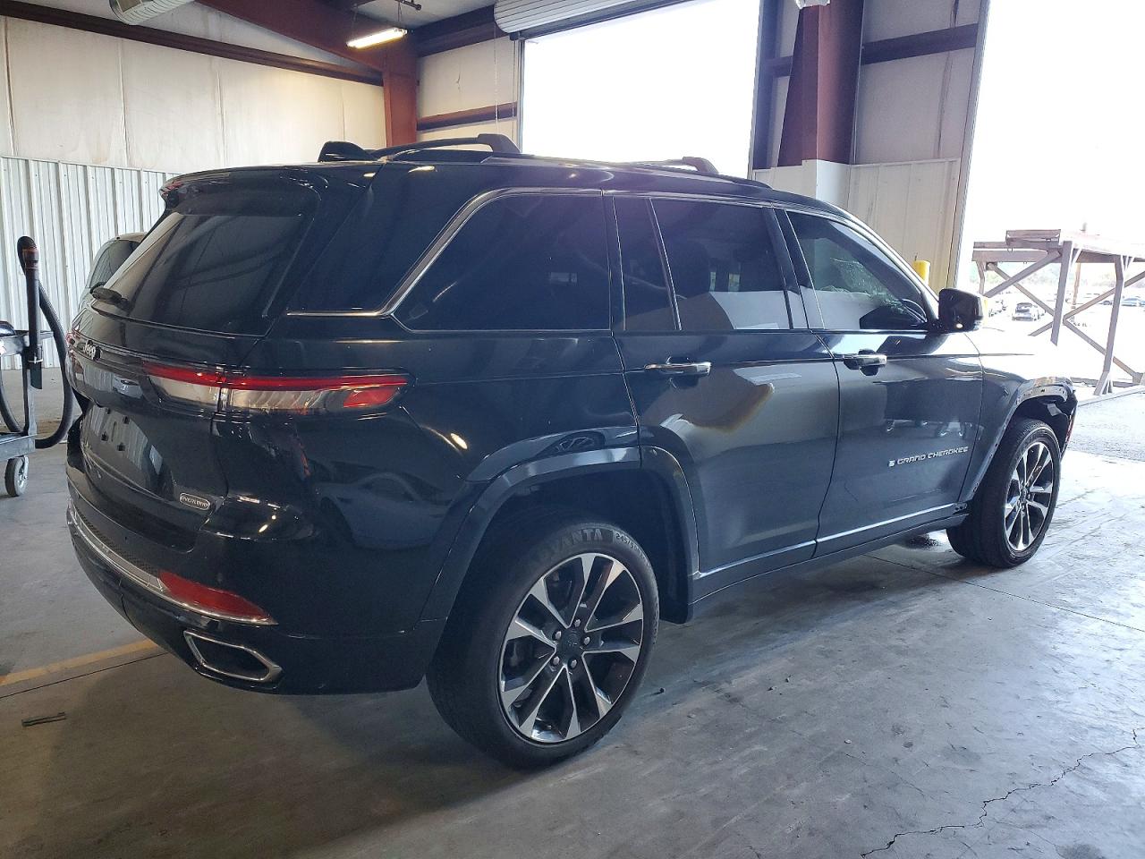 2023 JEEP GRAND CHEROKEE OVERLAND photo 3