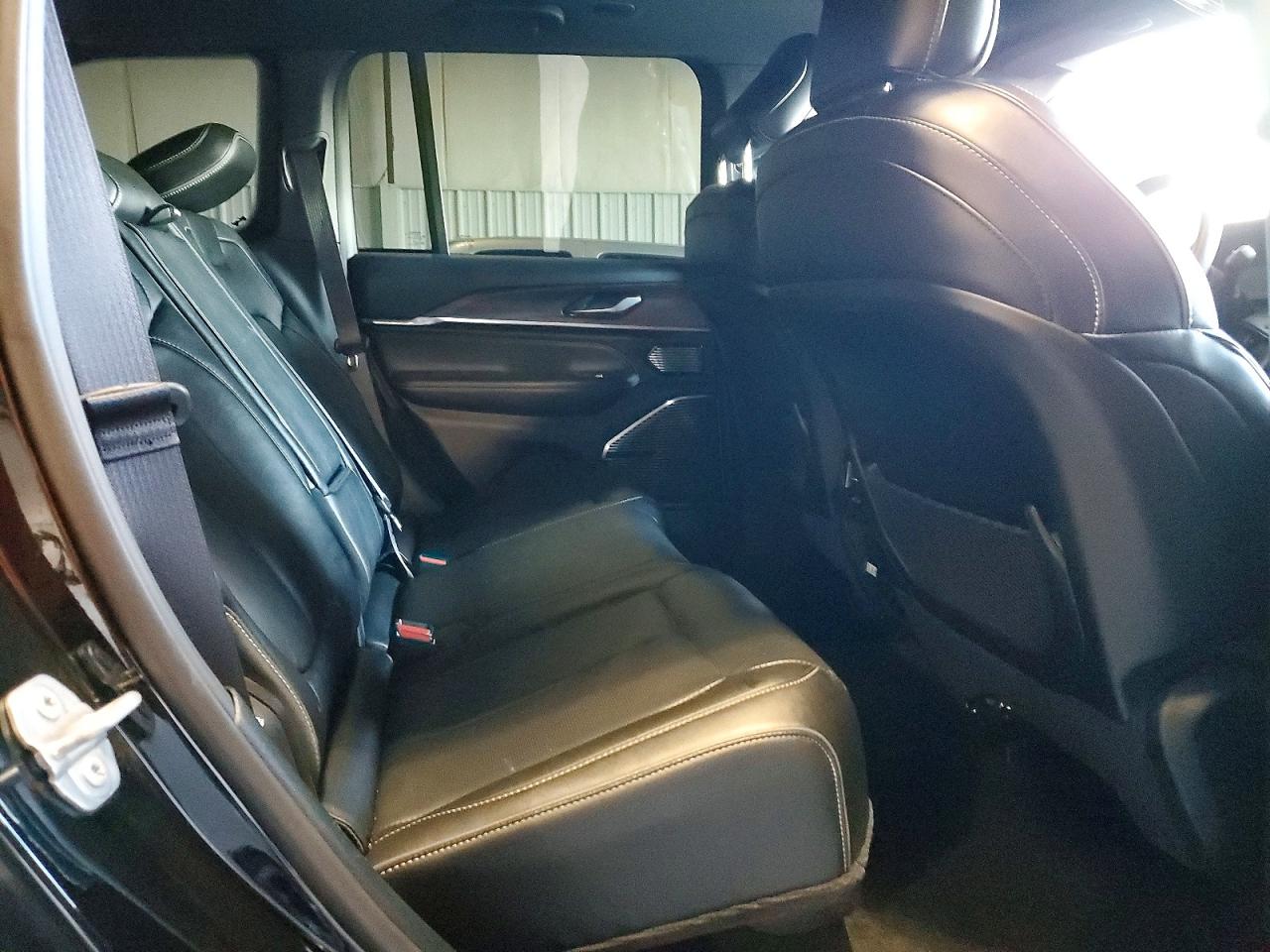 2023 JEEP GRAND CHEROKEE OVERLAND photo 11