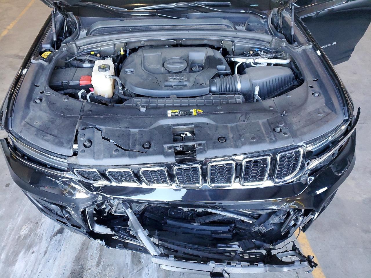 2023 JEEP GRAND CHEROKEE OVERLAND photo 12