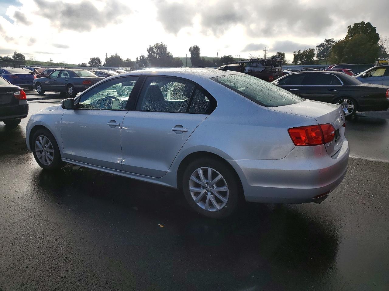 2011 VOLKSWAGEN JETTA SE photo 2