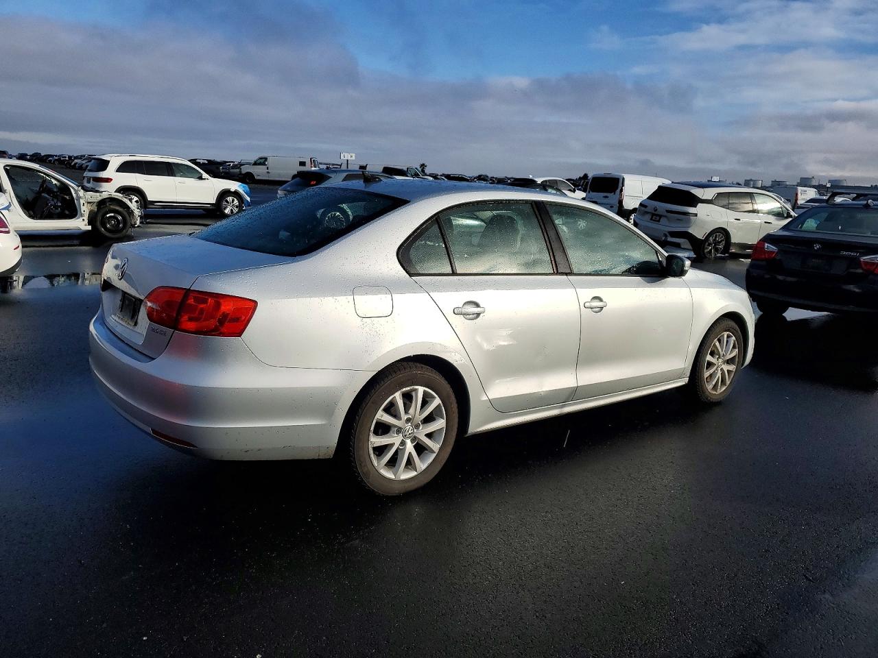 2011 VOLKSWAGEN JETTA SE photo 3