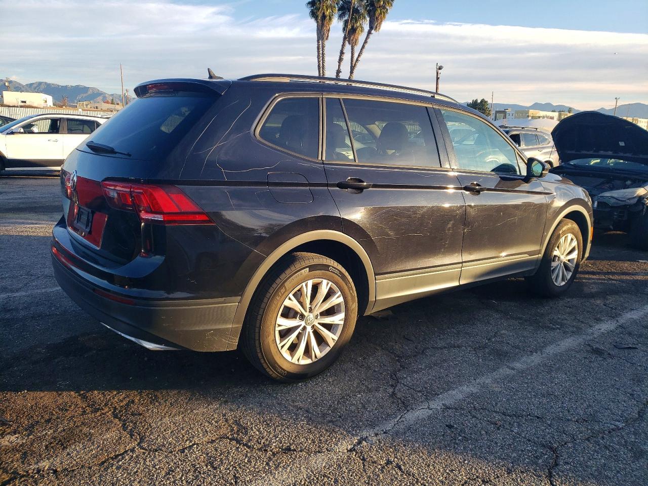 2020 VOLKSWAGEN TIGUAN S photo 3