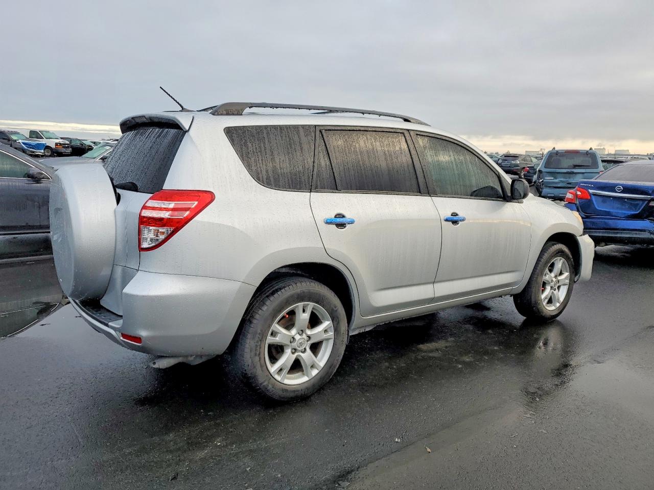 2011 TOYOTA RAV4 photo 3