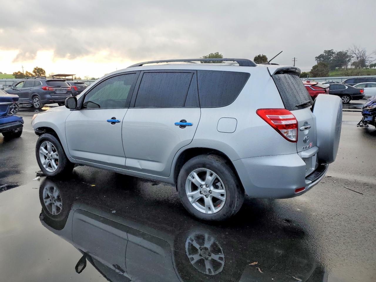 2011 TOYOTA RAV4 photo 2