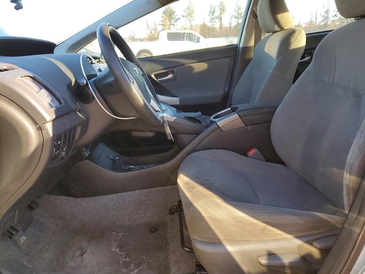 2015 TOYOTA PRIUS photo 7