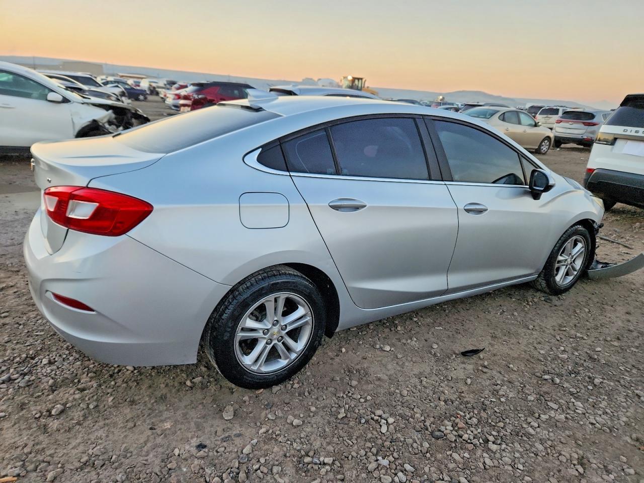 2017 CHEVROLET CRUZE LT photo 3