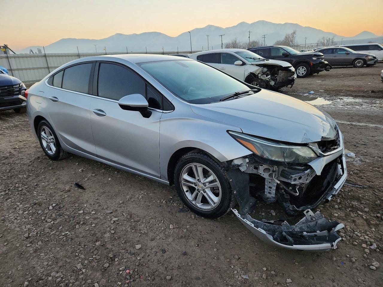 2017 CHEVROLET CRUZE LT photo 4