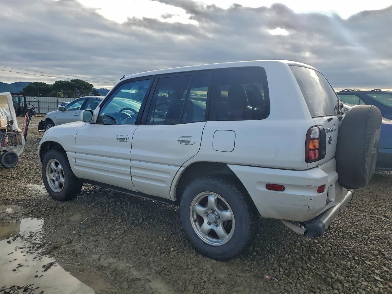 1999 TOYOTA RAV4 photo 2