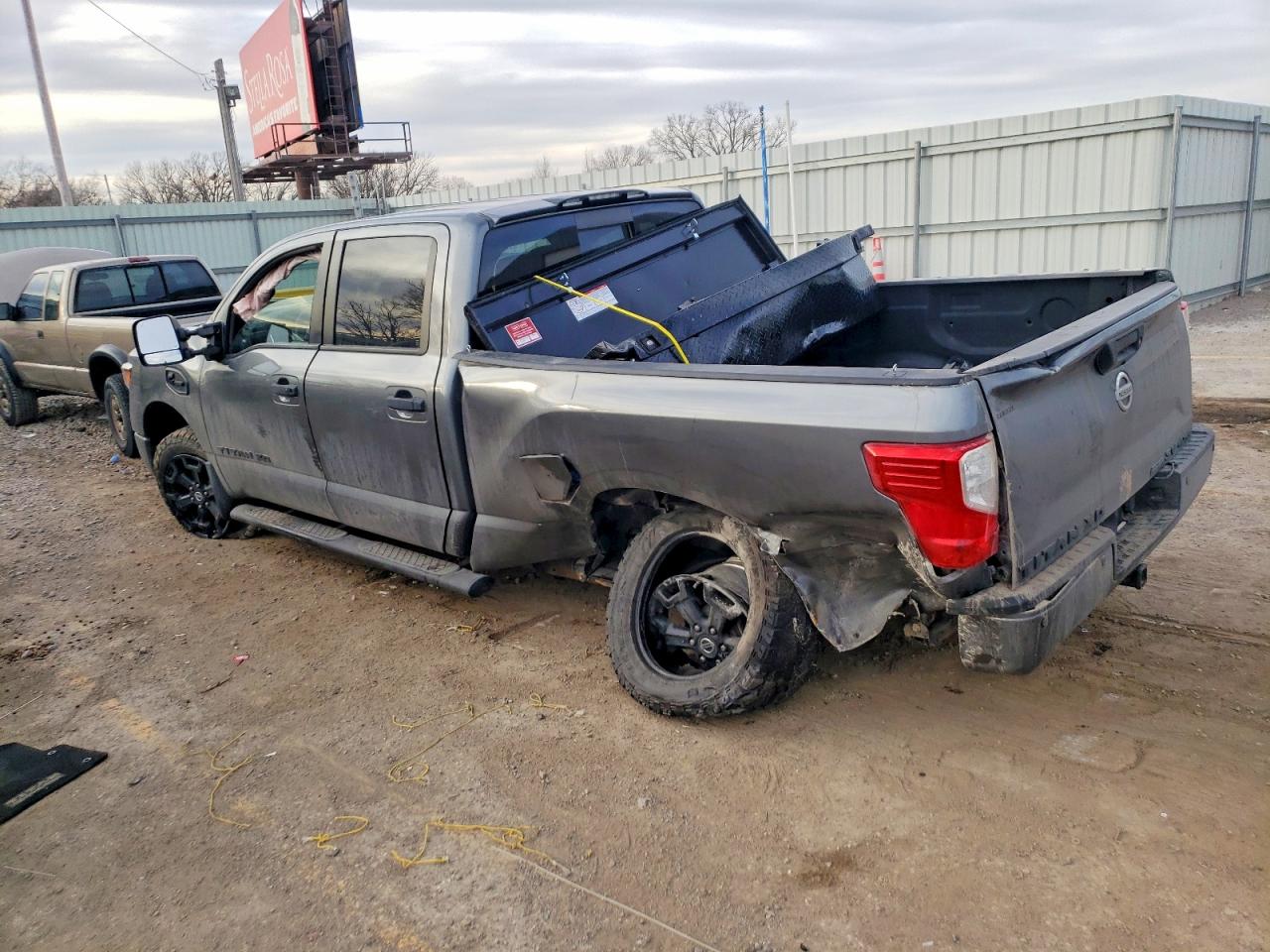 2018 NISSAN TITAN XD SL photo 2