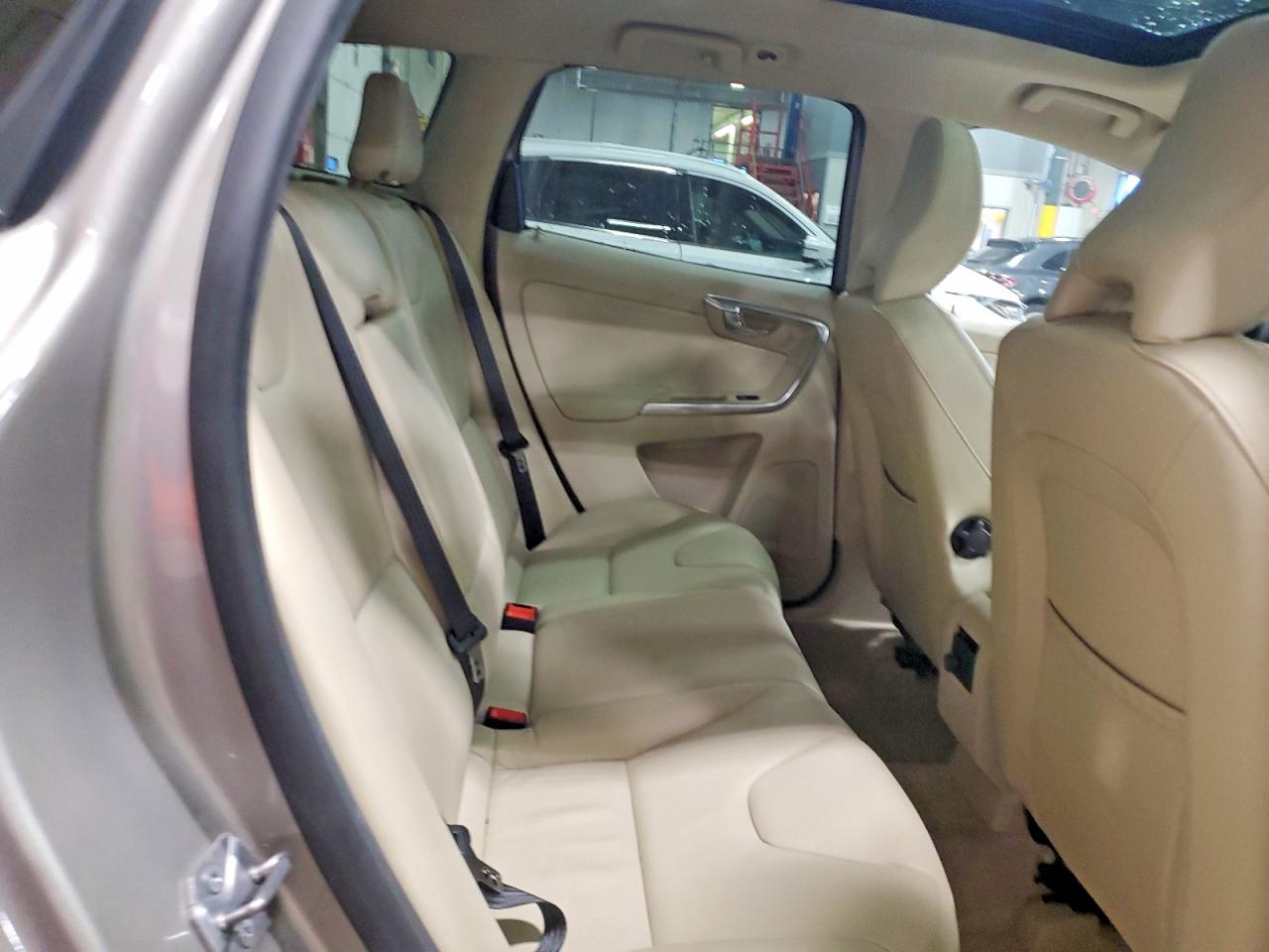 2015 VOLVO XC60 T6 PREMIER photo 11