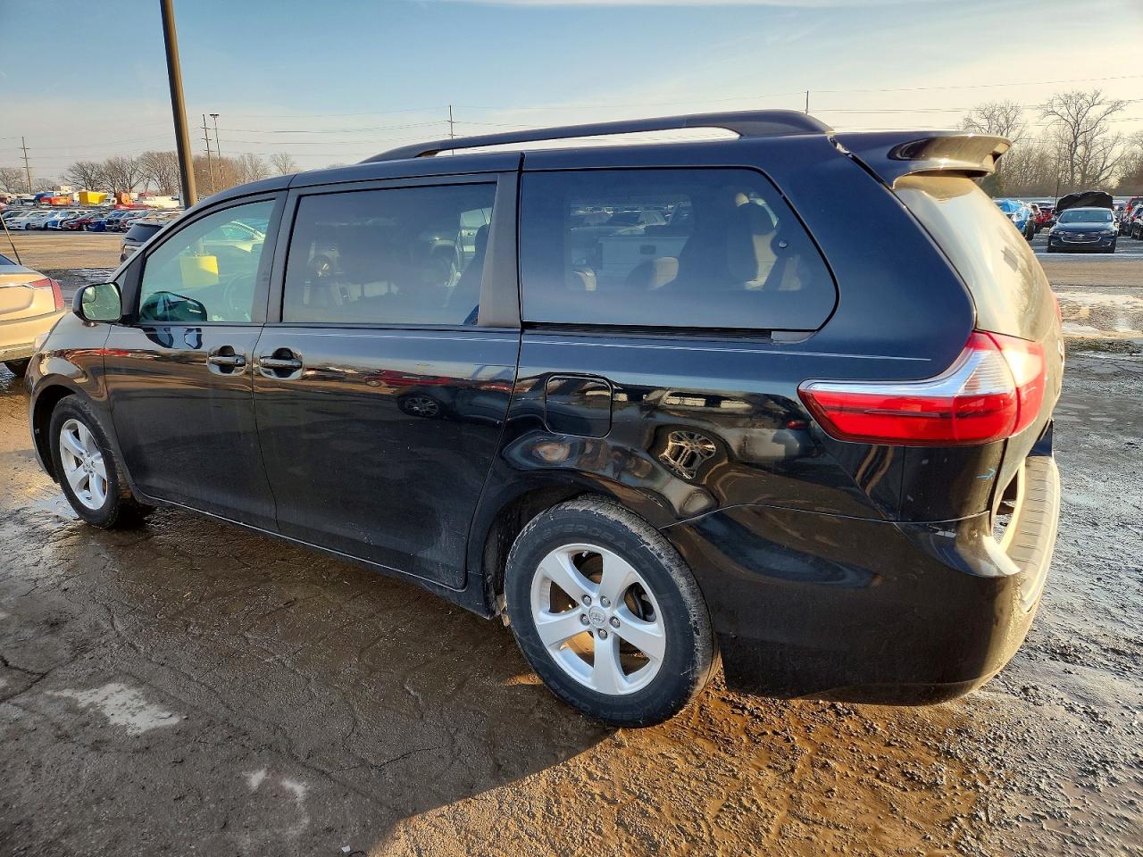 2017 TOYOTA SIENNA LE photo 2