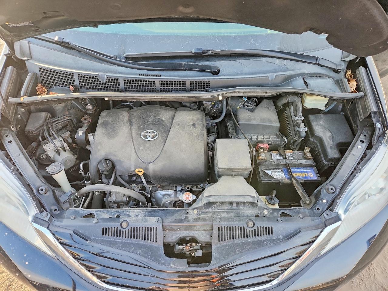 2017 TOYOTA SIENNA LE photo 12