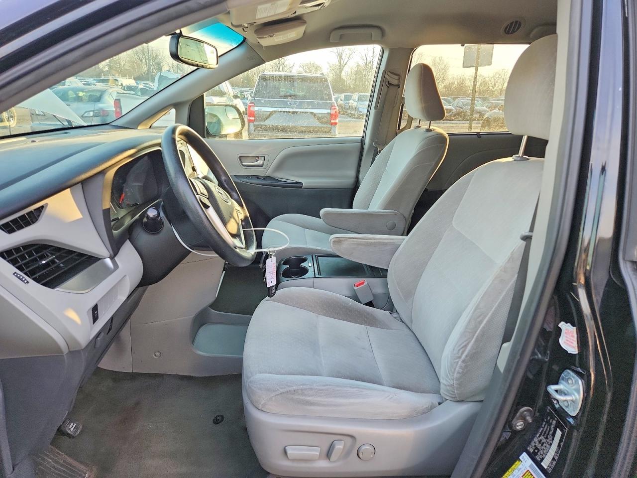 2017 TOYOTA SIENNA LE photo 7